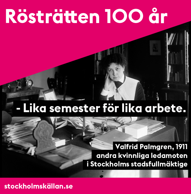 Valfrid Palmgren sitter vid ett skrivbord. I bildens övre vänstra hörn finns ett rosa färgfält med texten "Rösträtten 100 år"