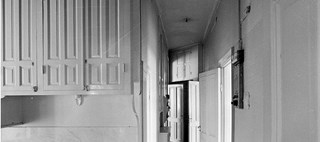 En korridor med öppna dörrar i en tom lägenhet