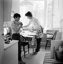 Maud Lindgren och Mats Lindgren dukar i köket. Oppundavägen 6