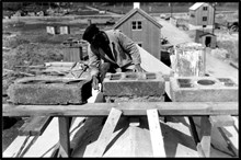 Murning av skorsten till husbygge i Svedmyras småstugeområde