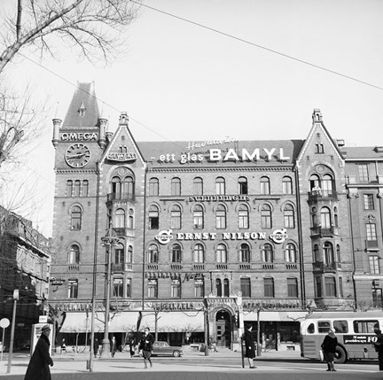 Reklam på fasaden, bland annat för Bamyl.