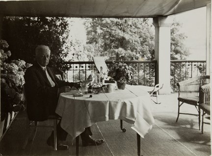 Svartvitt fotografi föreställande Prins Eugen som äter på sin matsalsveranda