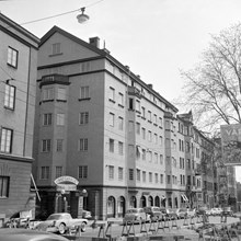 Linnégatan 73-77 mot Narvavägen. Linnégaraget, Linnégatan 73-75