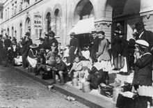 Kö till mathämtning på Hornsgatan under första världskriget