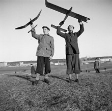 Gärdet. Två unga män från modellflygklubben Vingarna flyger modellplan