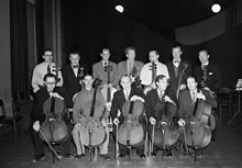 Gustav Adolfs Torg 2, Operan. Konsertmästare Gunnar Norrby med sin stråkensemble, 12 cellister, vilka deltog vid Svenska Dagbladets julkonsert