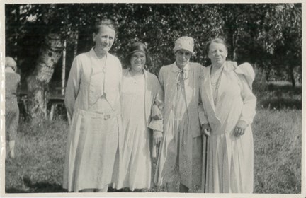 Honorine Hermelin och Ada Nilsson tillsammans med två okända kvinnor på Fogelstad, 1930