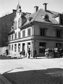 En mjölkvagn vid hörnet av Högbergsgatan 28 och Östgötagatan 12 (nu 4)