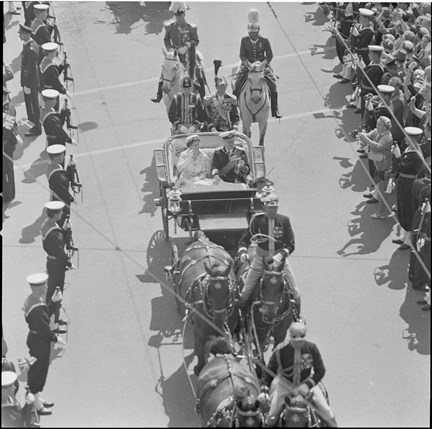 Statsbesök av drottning Elizabeth II. Parad genom Stockholm. Drottning Elizabeth till vänster i vagnen, till höger kung Gustav VI Adolf.