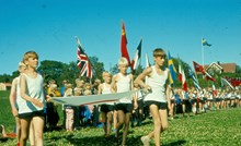 Barnens ö: Pojkar bär på OS-flagga