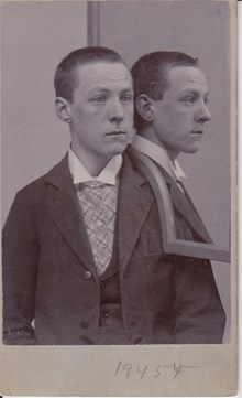 Karl Johan Lidberg, 17 år - polisfotografi med spegel