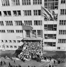 Fredsdagen den 7:e maj 1945 i Stockholm. 
På flickskolan Lyceums skolgård har flickorna samlats för att fira frden.