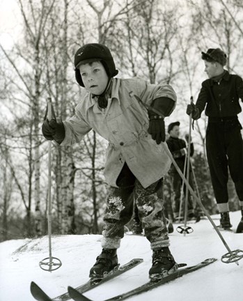Svartvitt fotografi på pojke på skidor