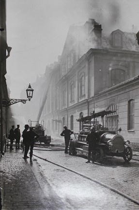 Svartvitt fotografi på släckningsarbete av brand i Ljunglöfs snusfabrik 1918