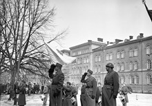 Linnégatan 89, Garnisonen. Lv 3:s förbimarsch för milobefälhavaren i samband med regementets flytt till Norrtälje