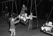 Barn gungar i en lekpark