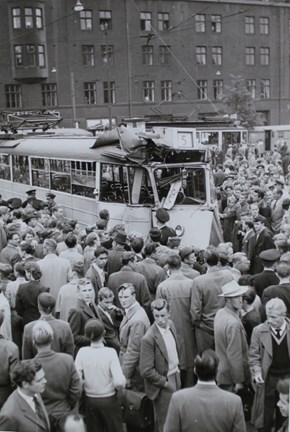 Svartvitt fotografi på folksamling som tittar på en krockad spårvagn på Norra Bantorget.