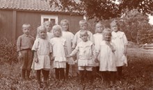 Lill-Greta på kollo 1912