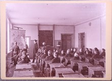 Pojkar i lektionssal på uppfostringsanstalten Åkerbrukskolonin Hall