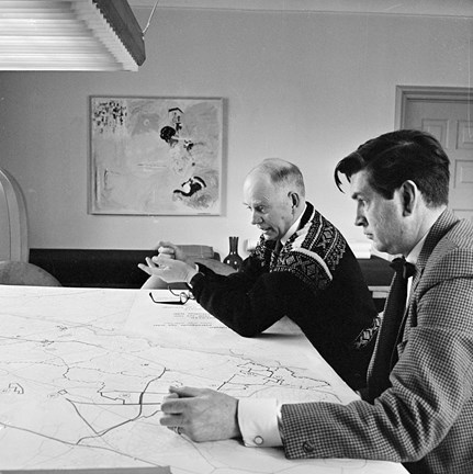 Två män vid ett bord med en karta.