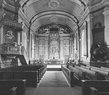 Interiör av Adolf Fredriks kyrka, mot altaret. Före restaureringen