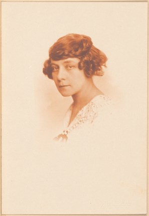 Äldre ateljéfoto med porträtt av relativt ung Maja, kanske från mitten av 1910-talet? Maja tittar på fotografen, hennes huvud hals och lite av spetsprydd blus syns på bilden. 