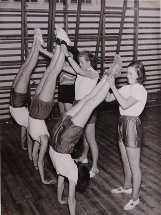 Gymnastiklektion på Tyska skolan AB i början av 1940-talet