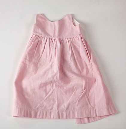 Lång barnklänning med nederdel, liv och hängslen över axlarna.