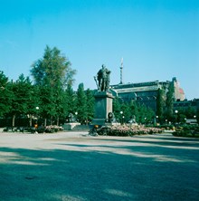 Karl XIII:s staty i Kungsträdgården. Vy mot Nordiska Kompaniet