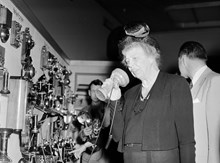 Eleanor Roosevelt ser på L M Ericssons telefoner
