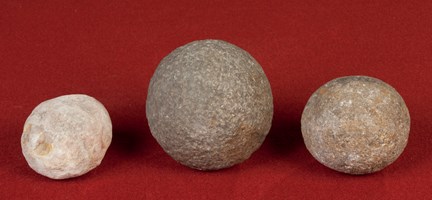 Medeltida kanonkula av sten av olika storlekar.