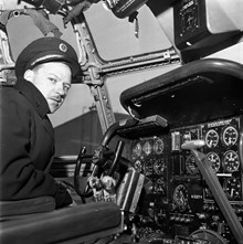 Bromma flygplats. Pilot i cockpit på Pan Americans tvådäckade Boeing Strato Clipper, världens största trafikplan