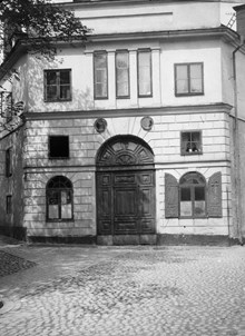 Portalen till Nytorgsgatan 2. Glasbruksgatan t.v. Stockholms stads södra arbetsinrättning, Dihlströmska arbetsinrättningen, för fattiga och arbetslösa (1844-1906). Nuv. kv. Dihlströms