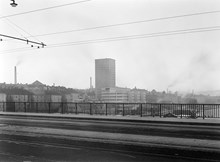 Utsikt från Sankt Eriksbron mot Bonnierhuset. Kontorshuset stod färdigt 1949 vid Torsgatan 19-21