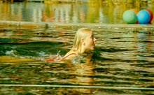 Barnens ö: Flicka som simmar