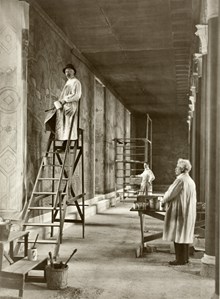 Prins Eugen arbetar med fresken Staden vid vattnet i Stockholms stadshus
