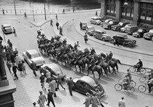 Rödbodtorget mot Norrström. Livgardets skvadron/kavalleri rider genom staden i samband med firandet av Svenska flaggans dag