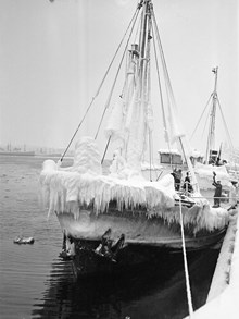Holländsk båt täckt av snö och is