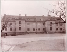 Klara gamla skola. Fasad in mot Klara kyrkogård