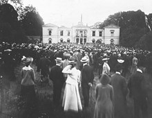 Folksamling vid Rosendals slott den 8 juni 1905