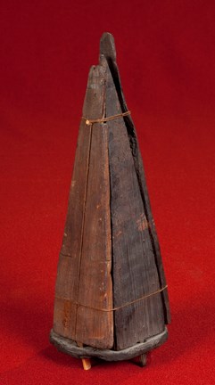 Triangulär och flatbottnad splitterprojektil av trä innehållandes flinta.