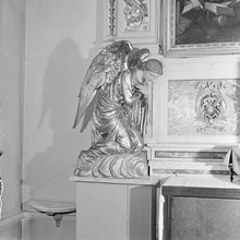 Katolska kyrkan. Skulptur av en ängel intill altaret