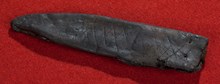 Knivslida av läder, arkeologiskt fynd från Helgeandsholmen