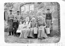 Mjölkerskor och ladugårdsarbetare vid Enskedegård år 1908. Kvinnan längst till höger i främre raden är Lilly Jansson.