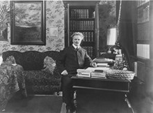 August Strindberg vid skrivbordet på Karlavägen 40.