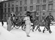 Kung Gustaf VI Adolf och Prins Bertil i sjuglasvagnen på väg till 1951 års riksdagsöppnade