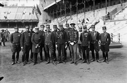 Olympiska spelen i Stockholm 1912. Gruppporträtt av prisdomarna vid fälttävlingen "Military". I mitten syns överste Bror Munch.