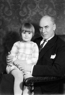 Porträtt av operasångare och operachef John Forsell, tillsammans med sin dotter Louise. (John Forsell var chef för Operan i Stockholm åren 1924-1939)