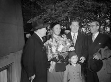 Jussi Björling med sin maka Anna-Lisa och dotter på Skansen. På bilden ses även fr. v. Anders De Wahl och längst till höger Edvin Adolphson