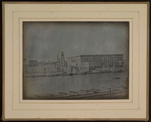 Daguerreotyp med stadsvy över Kungliga Slottet, Storkyrkan och delar av Skeppsbron.